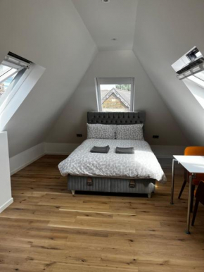 Brand New Apartment 20 min to Center